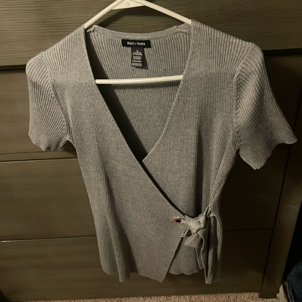 Gray wrap top with tie off